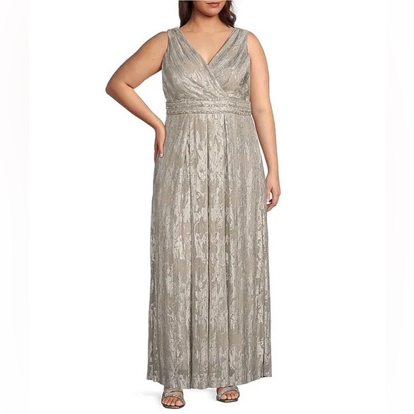 Plus Sequin Dress 🩶🤍 - Picture 3 of 14